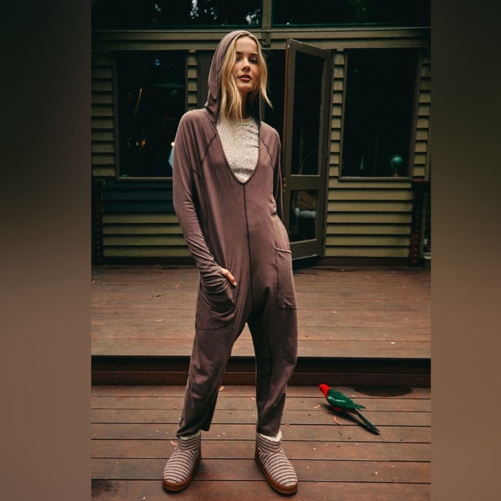 NWT✨SOLD OUT!✨FREE PEOPLE MOVEMENT HOT SHOT LONG SLEEVE ONESIE